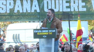 Abascal acusa a Sánchez de "querer triturarlo todo" y de estar al servicio de "intereses espurios "