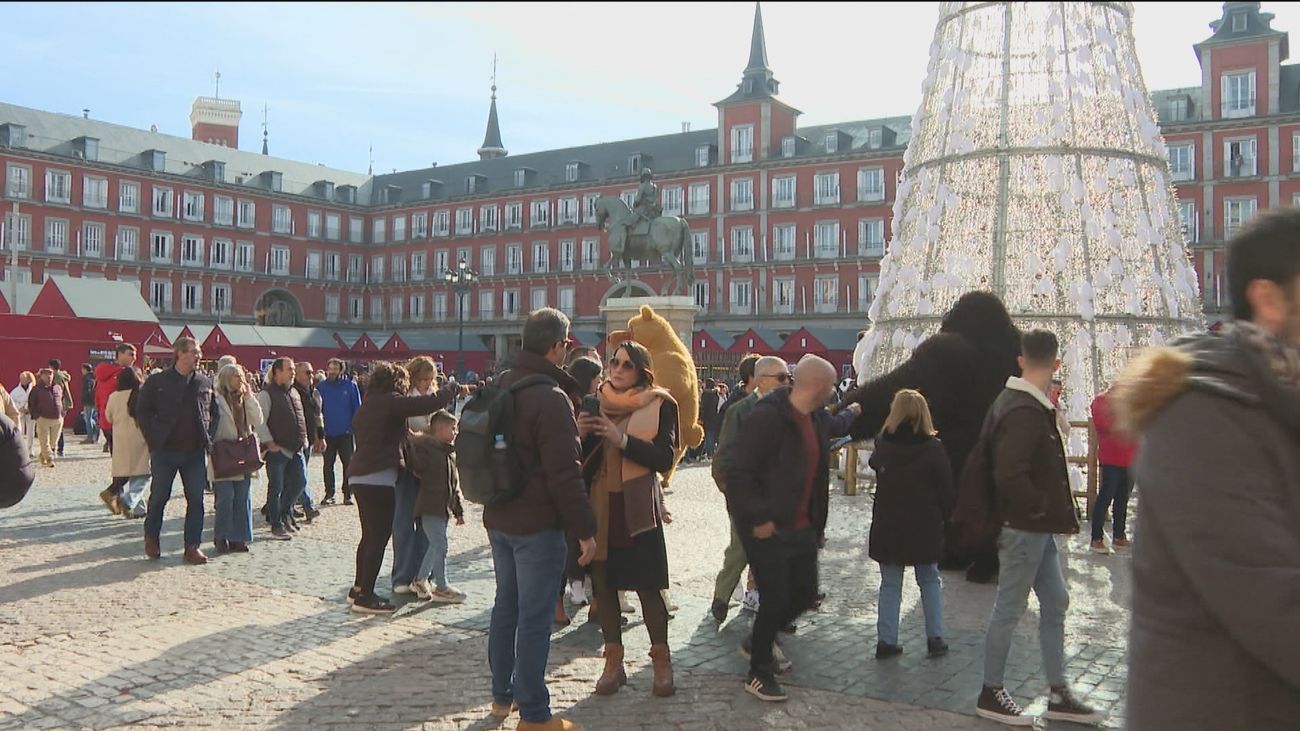 El mercadillo navideño de la Plaza Mayor, atracción para madrileños de todas las edades