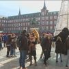 El mercadillo navideño de la Plaza Mayor, atracción para madrileños de todas las edades
