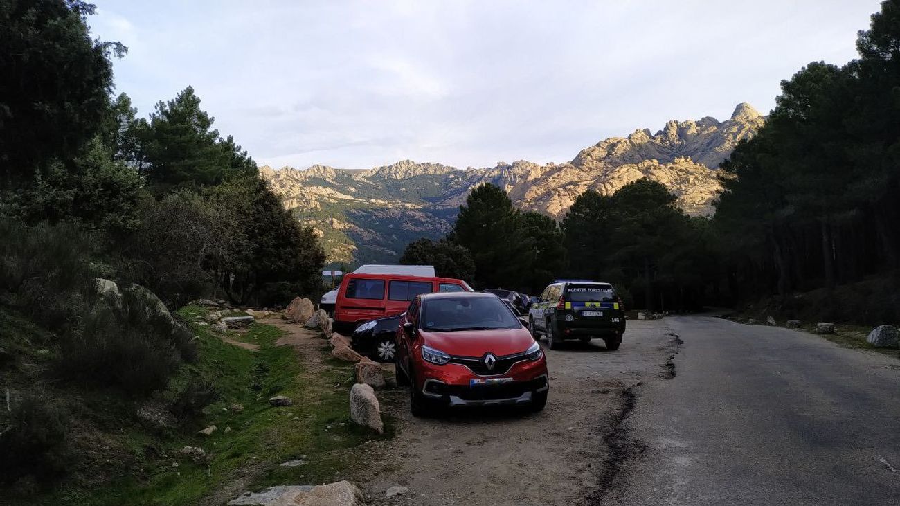Los aparcamientos de La Pedriza, llenos este fin de semana a pesar de las bajas temperaturas