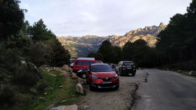 Los aparcamientos de La Pedriza, llenos este fin de semana a pesar de las bajas temperaturas