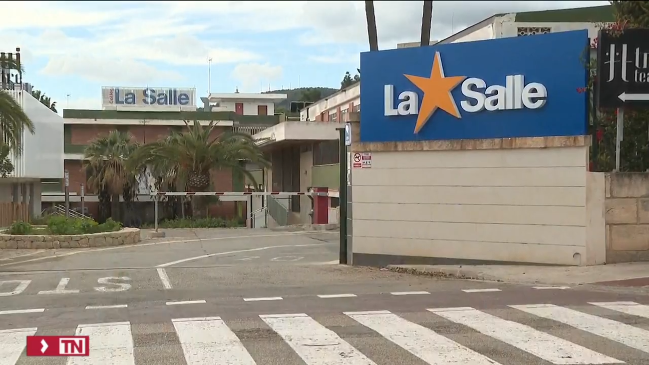 Los padres del colegio La Salle de Palma piden la expulsión de la profesora que se negó a dar clase con la bandera de España.