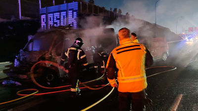 Un herido leve en un choque entre camión, furgoneta y coche, que han ardido en la M-40