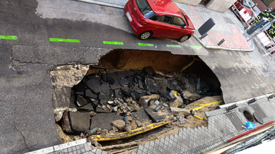 La rotura de una tubería causa una fuga de agua y un socavón de 8 metros en Madrid Centro