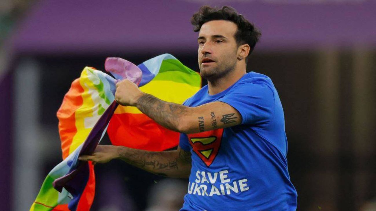 Mario Ferri, el vuelo del 'Halcón' con la bandera LGTBI en el Portugal-Uruguay