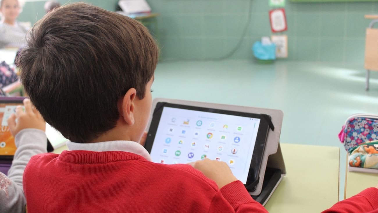 Un alumno recibe clases con una tablet