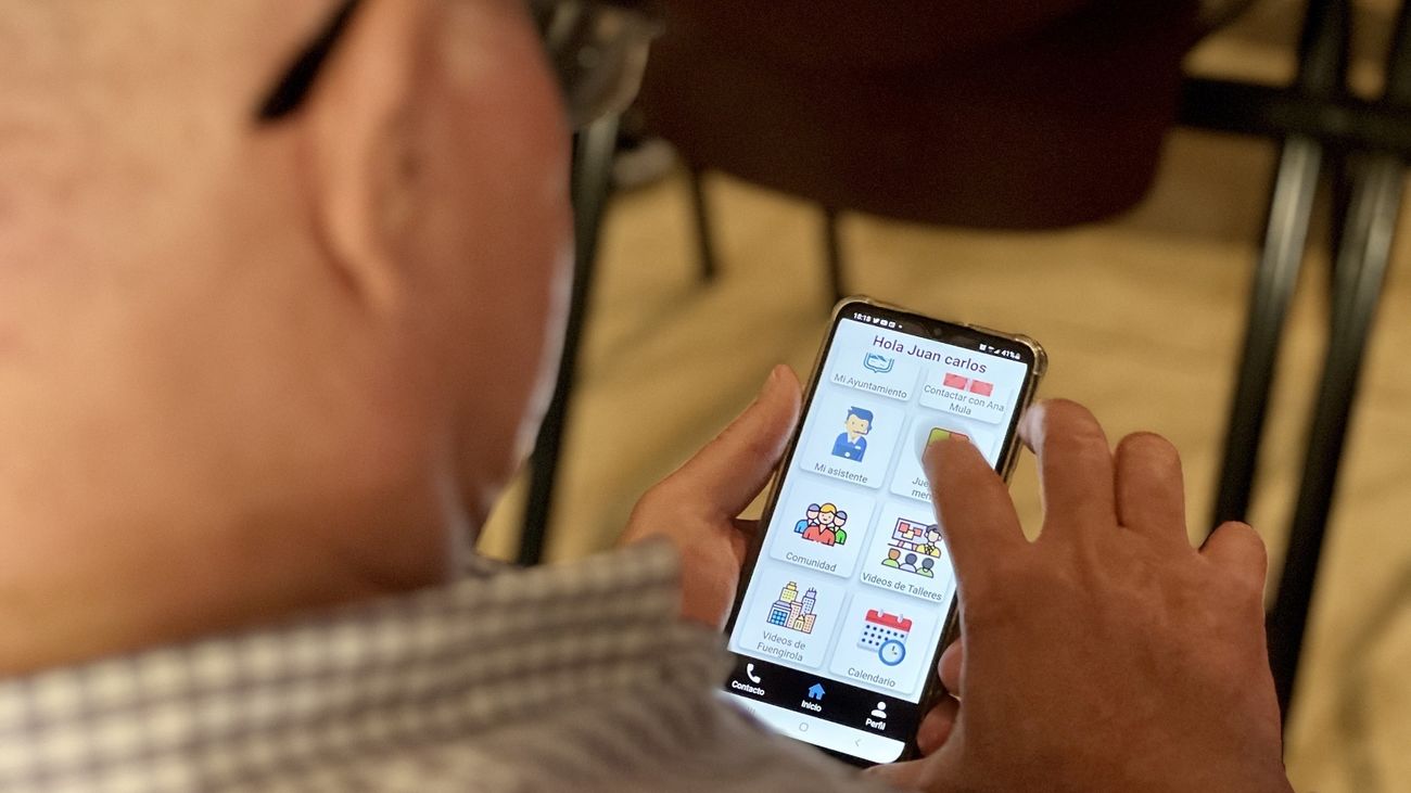 Policía Nacional y Orange enseñan a personas mayores a emplear su dispositivo móvil de forma segura