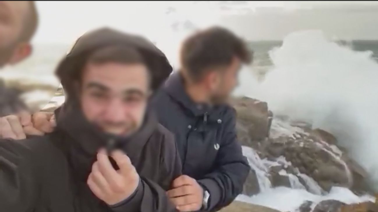 Jugarse la vida por un 'selfie': tres sevillanos son engullidos por una ola de cinco metros en Galicia