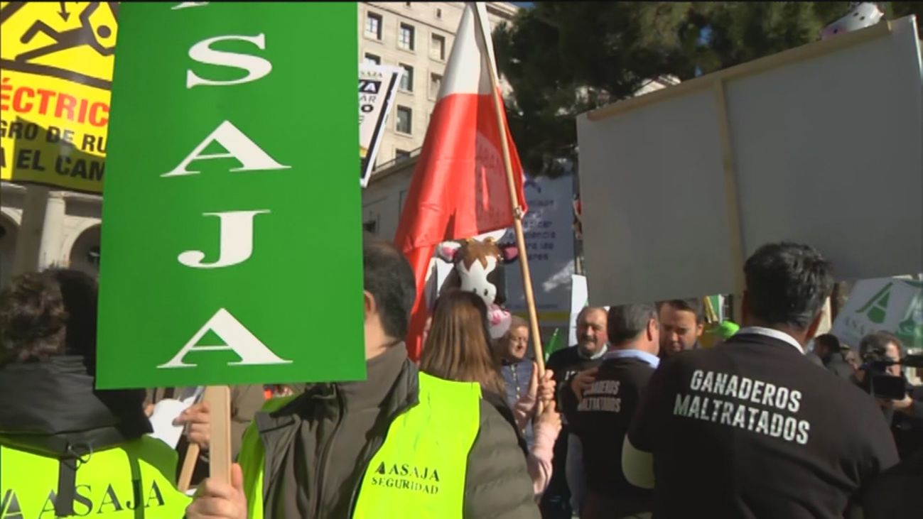 Agricultores y ganaderos protestan frente al Ministerio de Transición Ecológica "por sus ataques al sector"