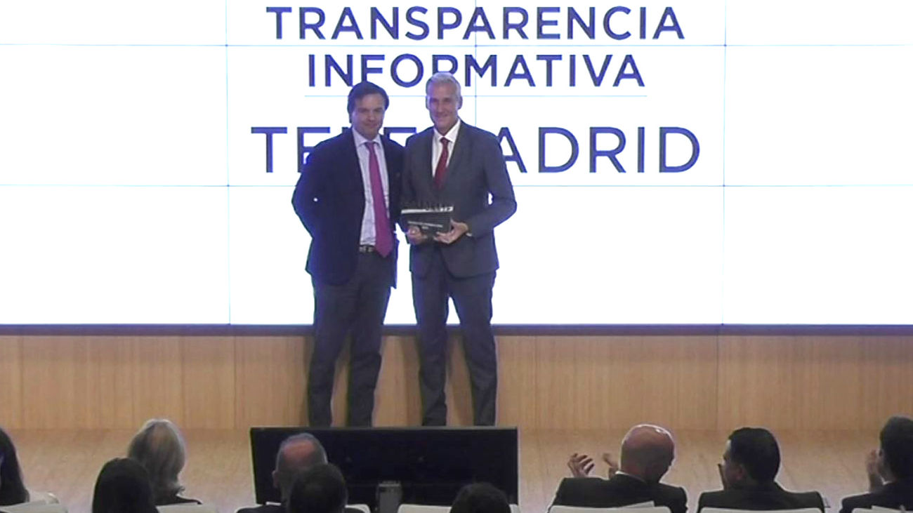Víctor Arribas recibe el premio de manos de Borja Nocito, Presidente del Grupo Mosayco