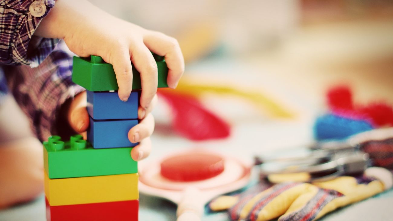 Un niño se divierte con un juego de construcción