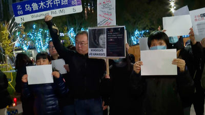 Ciudadanos chinos se manifiestan en Madrid por la revolución del papel en blanco