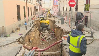 El  socavón de la calle Jovellanos deja a varios vecinos sin agua ni gas