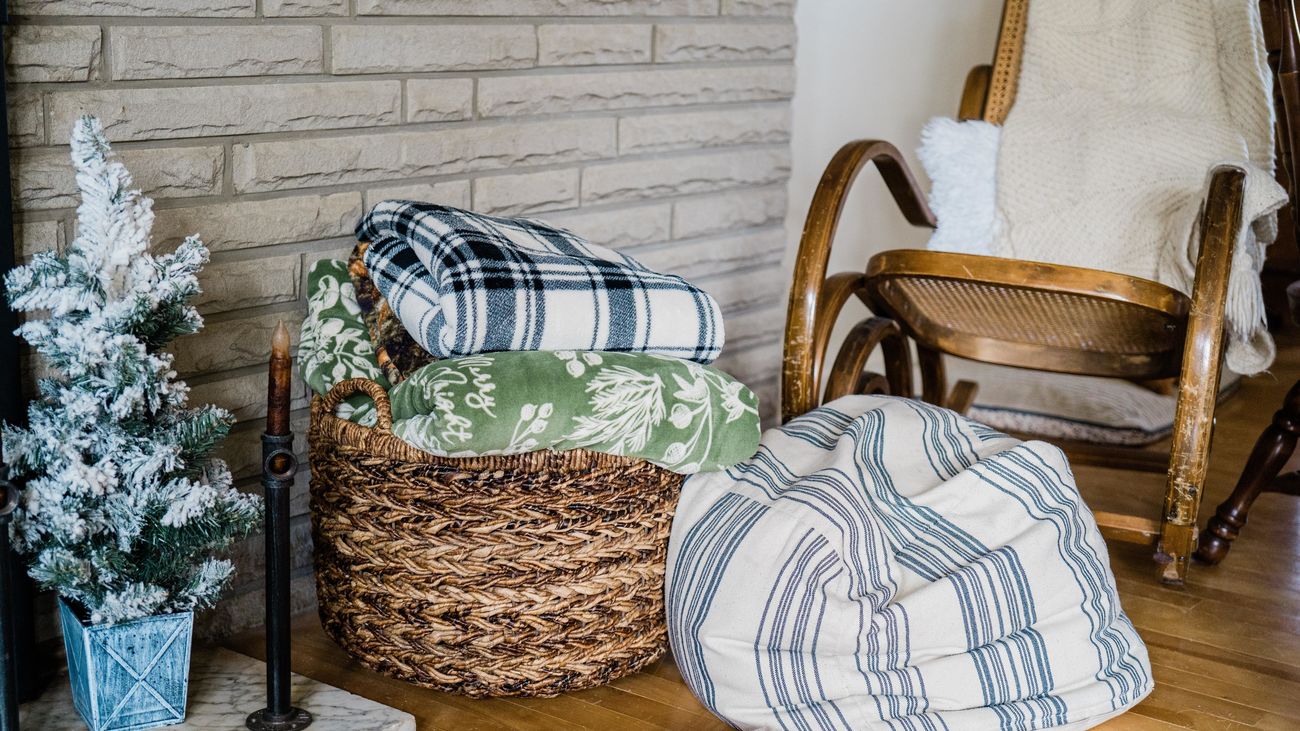 Estos son los muebles y objetos con función térmica que puedes aprovechar para aislar tu hogar del frío