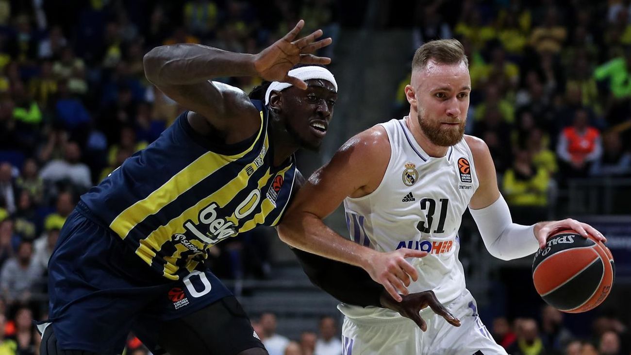 Musa ante el Fenerbahce