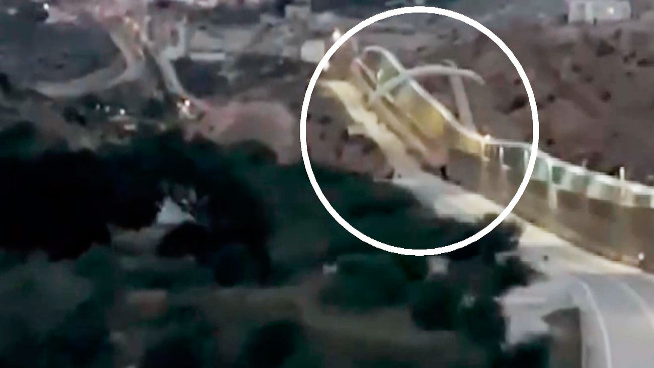 Un inmigrante salta la doble valla de Melilla...¡en parapente!