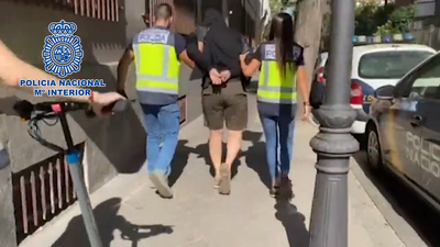 Robaba tarjetas bancarias a ancianos en los cajeros y huía en patinete por Madrid