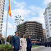 La plaza de España estrena bandera permanente por el Día de la Constitución
