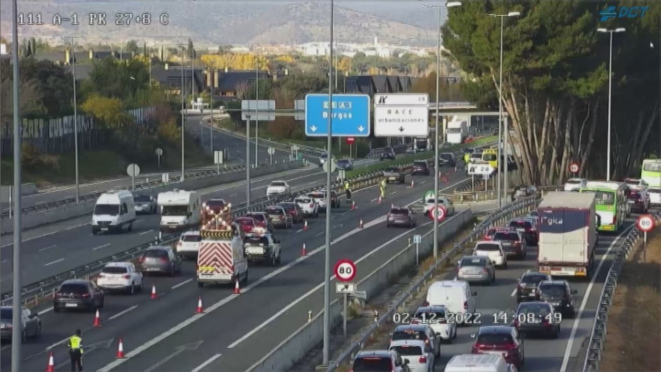 Accidentes y retenciones en el inicio del puente por el 'macropuente' de la Constitución