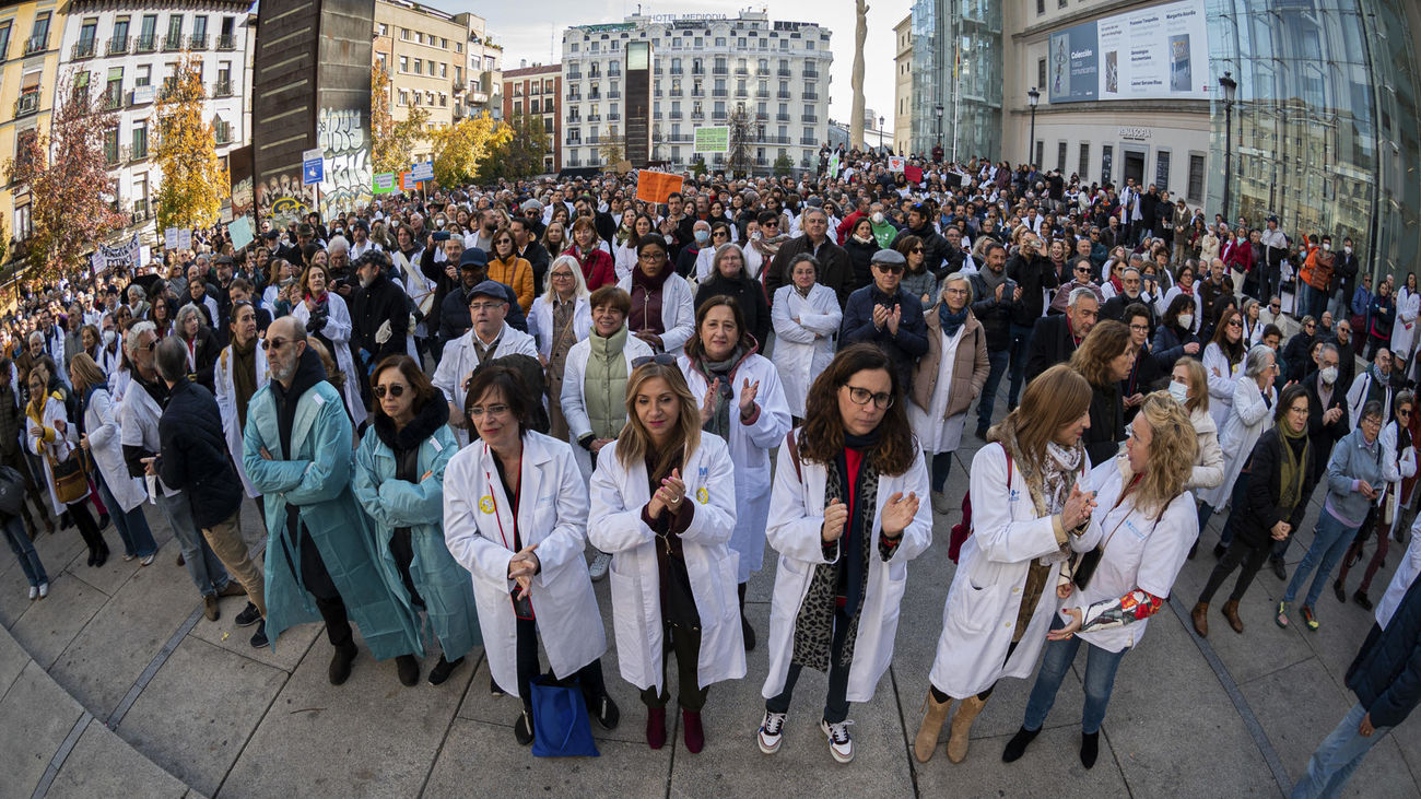 Concentración de sanitarios convocada por el sindicato Amyts junto al Museo Reina Sofía