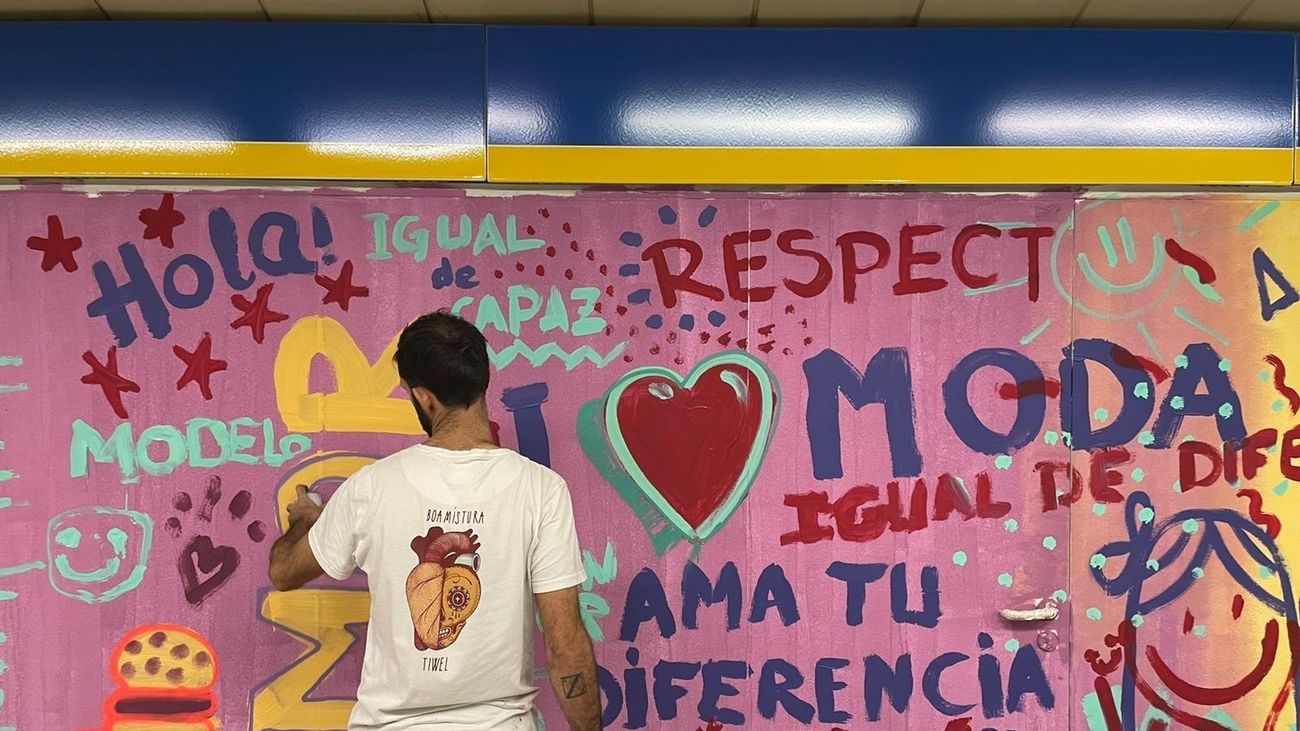 Boa Mistura y personas con discapacidad llenan de color la estación de Metro de Sol al pintar un mural de 20 metros