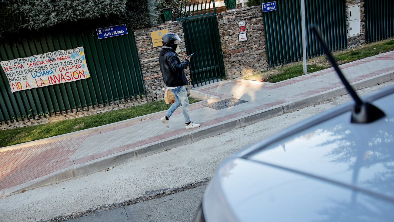 Un hombre pasa por la puerta de la embajada de Ucrania tras ser acordonada