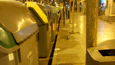 Rescatan a un joven tras caer dentro de un camión de la basura