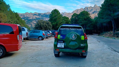 Cerrado el aparcamiento de acceso a La Pedriza por estar al 100% de ocupación