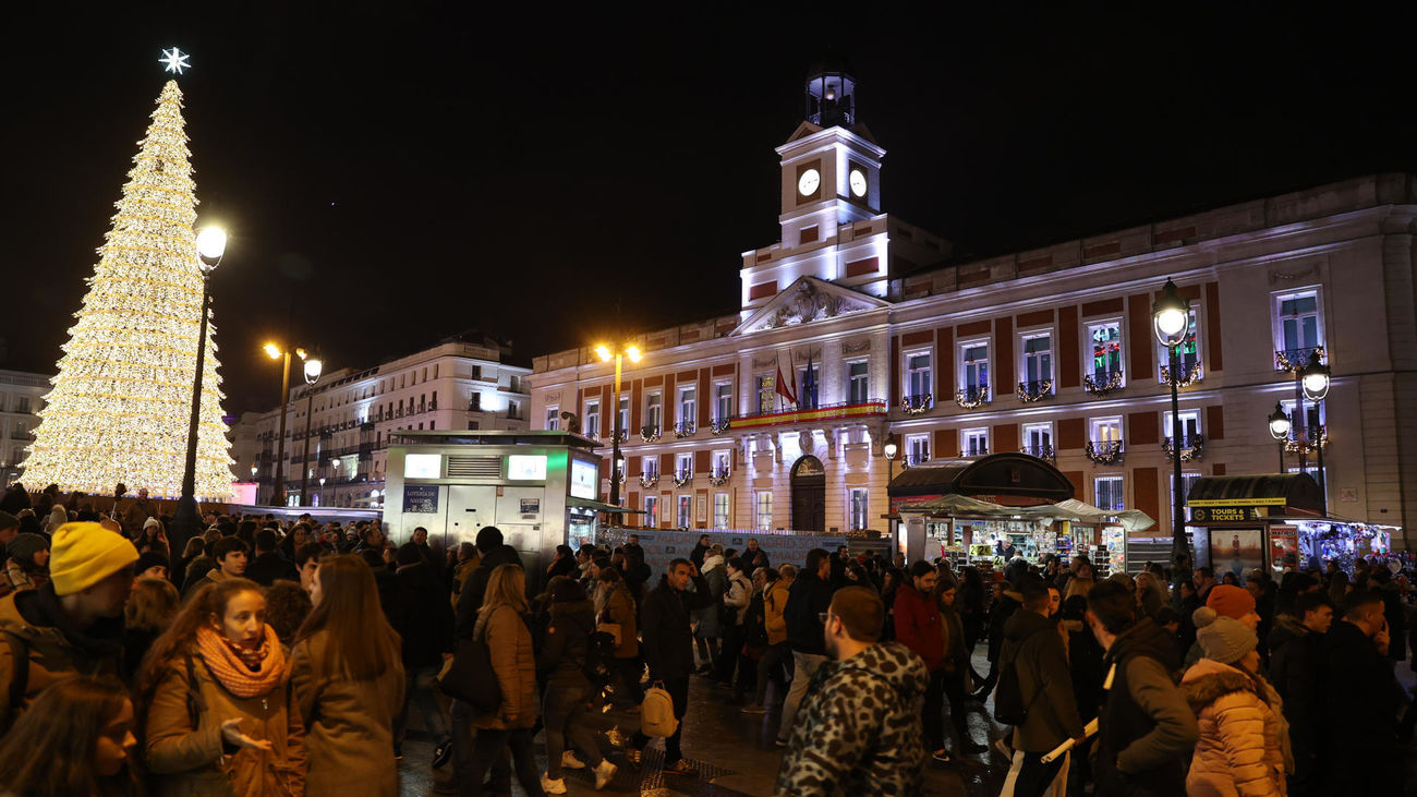 Sol abarrotada, colas en Doña Manolita, bares llenos... Madrid recupera su Navidad