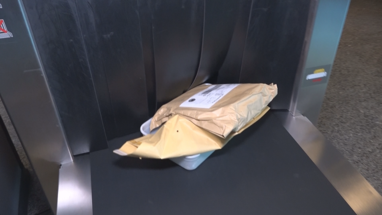 Un paquete pasa por un escáner