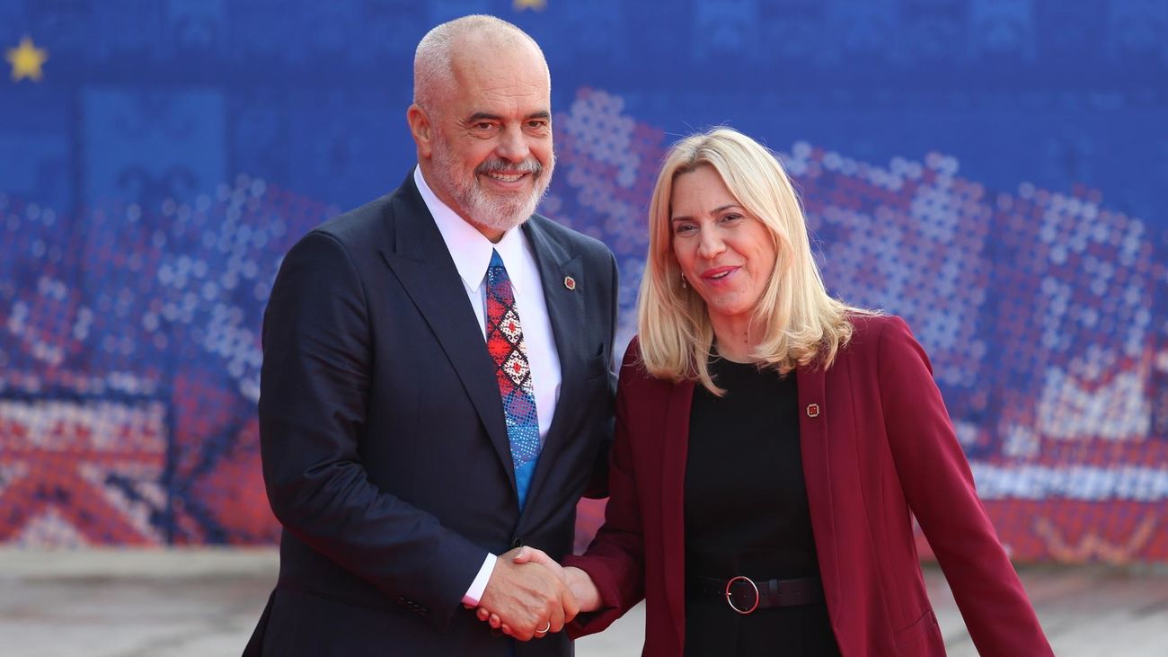 El primer ministro de Albania, Edi Rama (izquierda), le da la mano al presidente de la Presidencia tripartita de Bosnia y Herzegovina, Zeljka Cvijanovic (derecha), antes de la cumbre UE-Balcanes Occidentales en Tirana