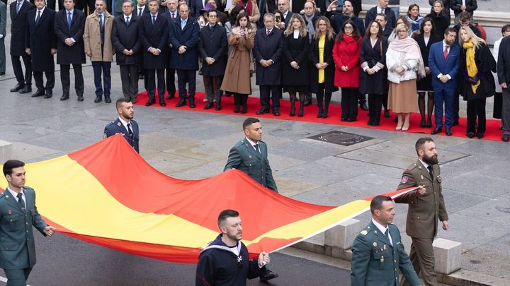 La bandera de España, izada por primera vez ante el Congreso el Día de la Constitución / EUROPA PRES