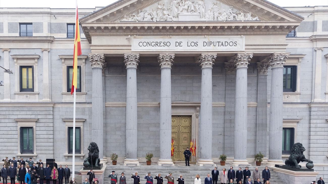 La bandera de España por primera vez ante el Congreso el Día de la Constitución
