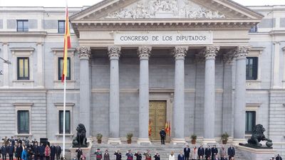 La bandera de España, izada por primera vez ante el Congreso el Día de la Constitución
