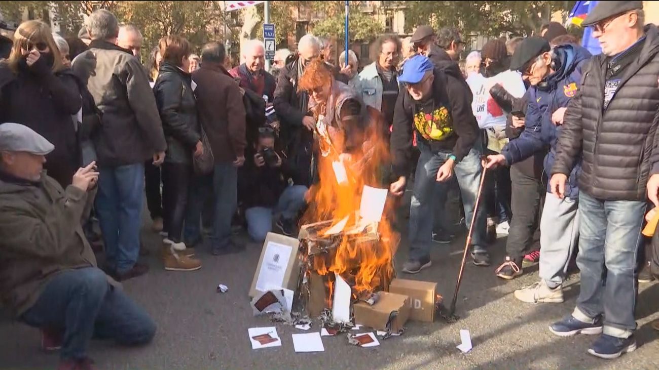 El independentismo se manifiesta en Barcelona y quema ejemplares de la Constitución
