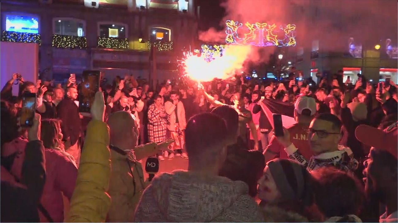 Aficionados marroquíes celebran la victoria del mundial en la Puerta del Sol