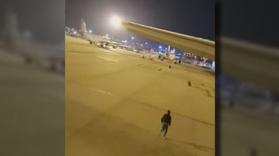 28 migrantes aprovechan un falso parto para detener un avión y huir por la pista del Prat en Barcelona