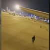 28 migrantes aprovechan un falso parto para detener un avión y huir por la pista del Prat en Barcelona