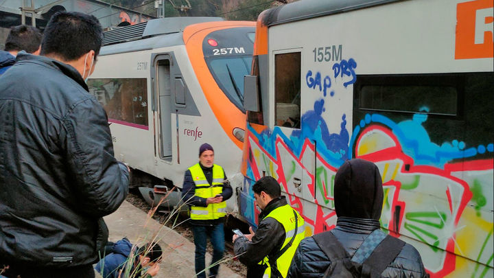 Varios pasajeros heridos al colisionar dos trenes en la estación de Montcada, en Barcelona / Twitter