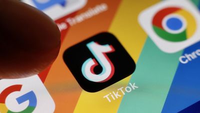 Avalan el despido a una cajera que, de baja, subió vídeos bailando en Tik Tok