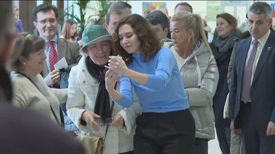 Ayuso visita la exposición del Thyssen sobre Picasso y Coco Chanel