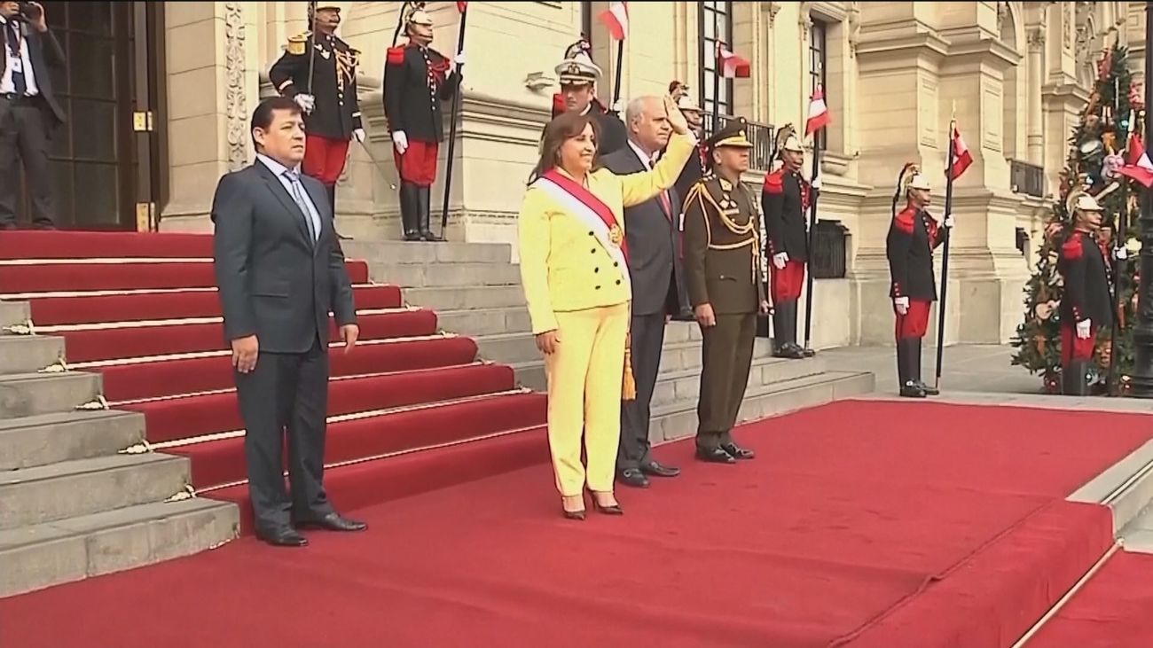 Dina Boluarte hace  un llamamiento a la calma tras los enfrentamientos en la calle que vive Perú
