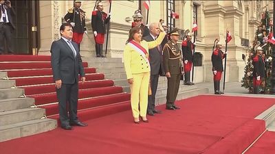 Dina Boluarte hace  un llamamiento a la calma tras los enfrentamientos en la calle que vive Perú