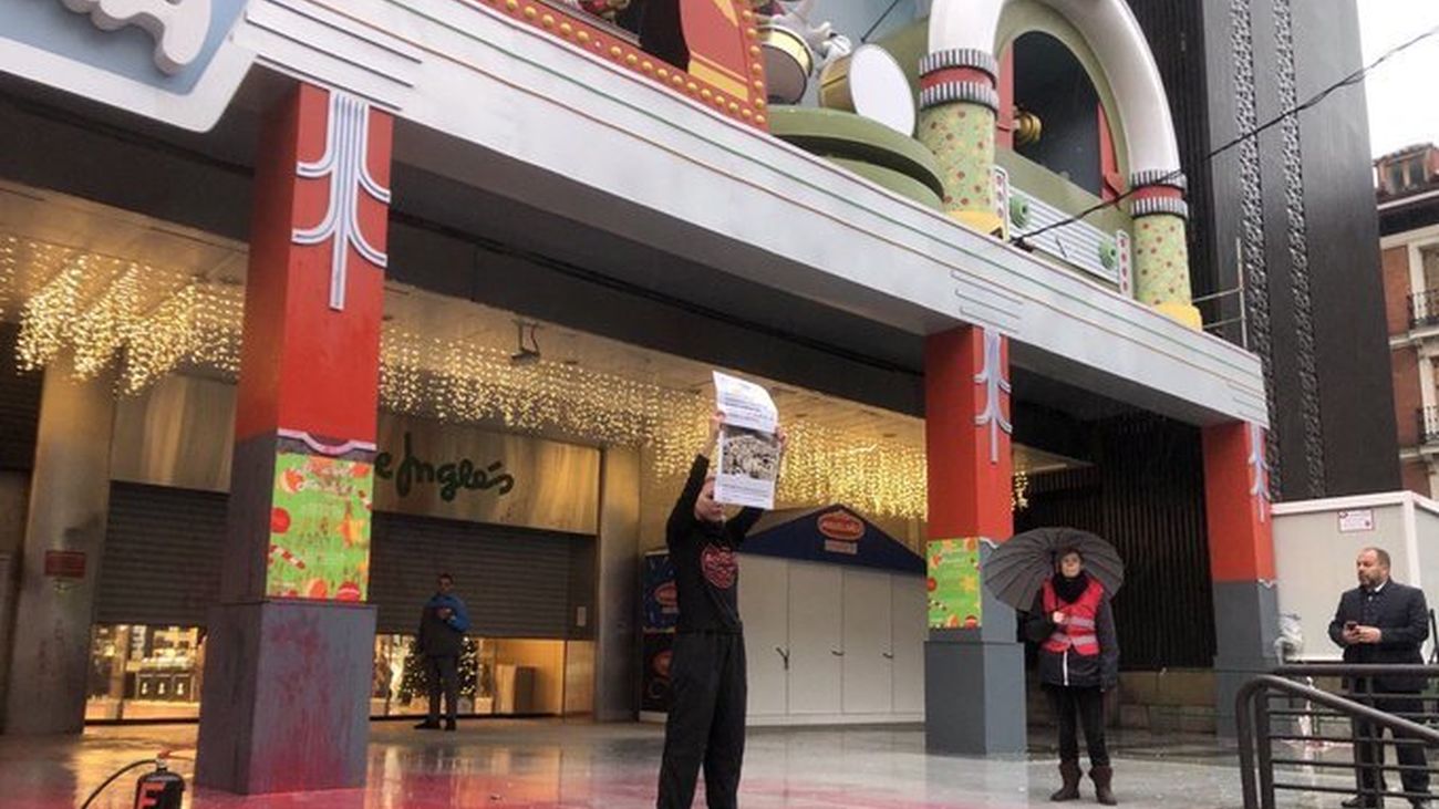 Activistas contra el cambio climático rocían con pintura roja y negra  Cortylandia en Madrid