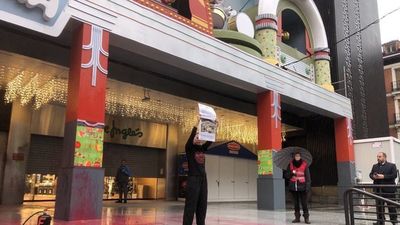 Activistas contra el cambio climático rocían con pintura roja y negra  Cortylandia en Madrid