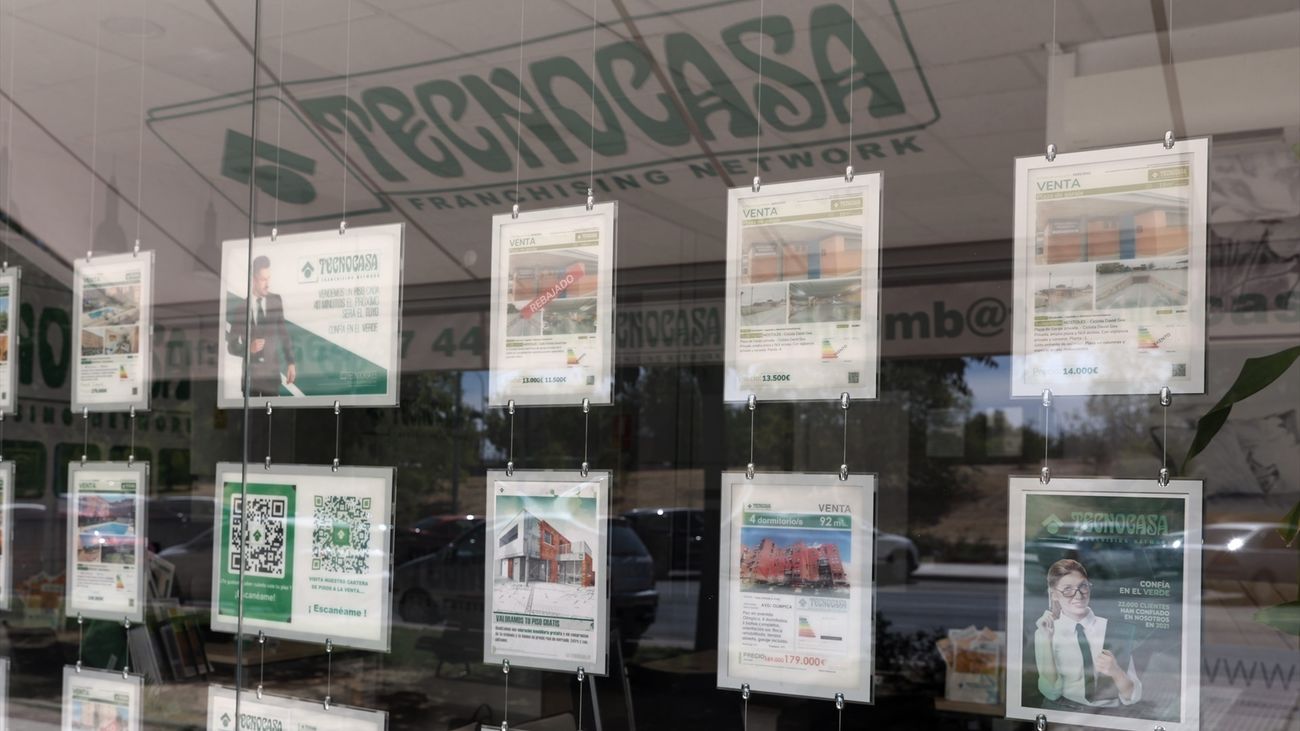 Varios carteles de pisos en venta