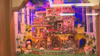 Un bloque de viviendas de Alcorcón esconde un belén muy especial para sus vecinos