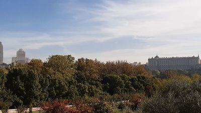 Sábado de paraguas en Madrid, con lluvias débiles y temperaturas en ligero descenso