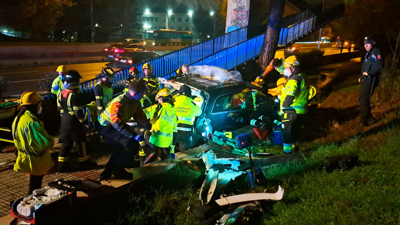 Bomberos de Madrid rescatan a un conductor accidentado en la A-6