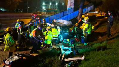 Un turismo sale despedido y queda encajado junto a una pasarela de la A-6